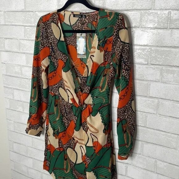 NWT Boohoo Satin Chain Print Twist Shift Dress - Picture 5 of 13